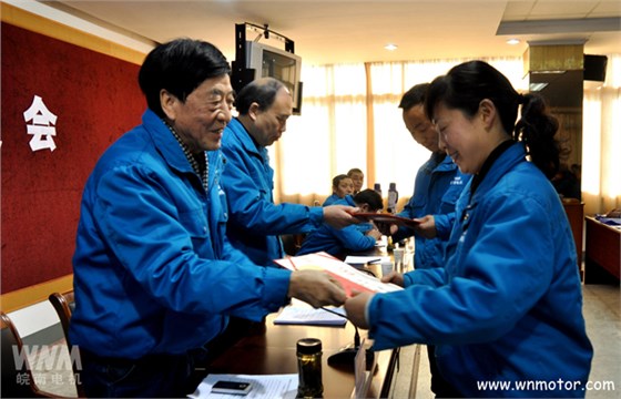 皖南電機(jī)公司領(lǐng)導(dǎo)為先進(jìn)集體和個(gè)人頒獎(jiǎng) 皖南電機(jī)公司領(lǐng)導(dǎo)為先進(jìn)集體和個(gè)人頒獎(jiǎng)