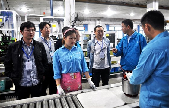 審核人員在皖南電機(jī)生產(chǎn)現(xiàn)場(chǎng)實(shí)地查看 審核人員在皖南電機(jī)生產(chǎn)現(xiàn)場(chǎng)實(shí)地查看
