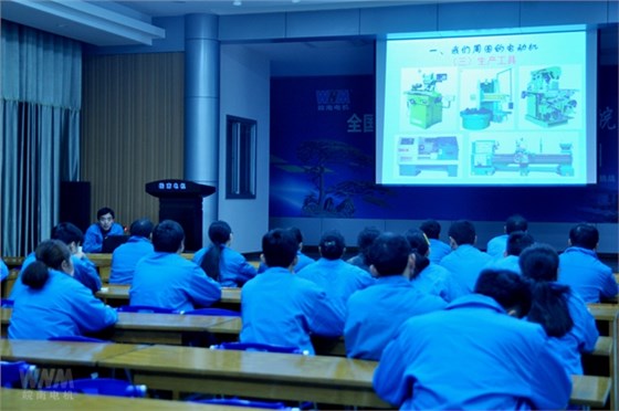 新學(xué)員在接受工藝知識培訓(xùn) 新學(xué)員在接受工藝知識培訓(xùn)