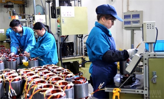 皖南電機(jī):忙碌的自動(dòng)化嵌線(xiàn)流水線(xiàn) 皖南電機(jī):忙碌的自動(dòng)化嵌線(xiàn)流水線(xiàn)