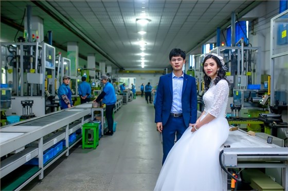 在生產(chǎn)車間留下他們幸福時刻 在生產(chǎn)車間留下他們幸福時刻