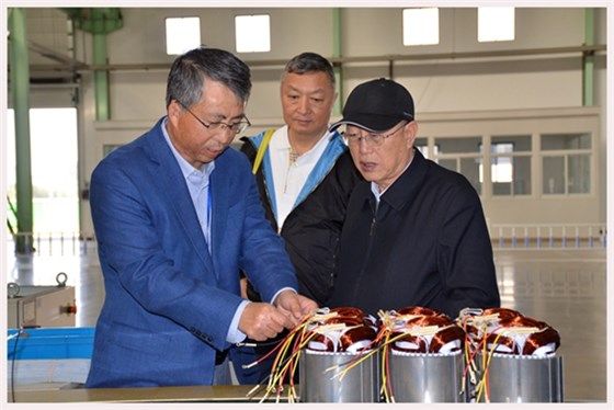 圖為中國機械工業(yè)聯(lián)合會特別顧問蔡惟慈（右一）、上海電器科學研究所(集團)有限公司黨委書記鄒孟奇（中）在公司副總經(jīng)理孫躍（左一）的陪同下參觀皖南電機生產(chǎn)車間