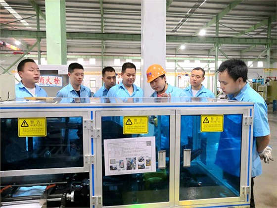 圖為電氣公司正在開展現(xiàn)場培訓(xùn) 圖為電氣公司正在開展現(xiàn)場培訓(xùn)