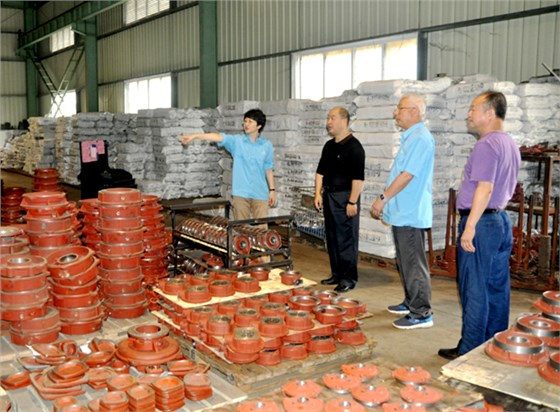 皖南電機副總經(jīng)理陳蕾正在向縣衛(wèi)健委同志介紹公司的防汛消殺工作 皖南電機副總經(jīng)理陳蕾正在向縣衛(wèi)健委同志介紹公司的防汛消殺工作