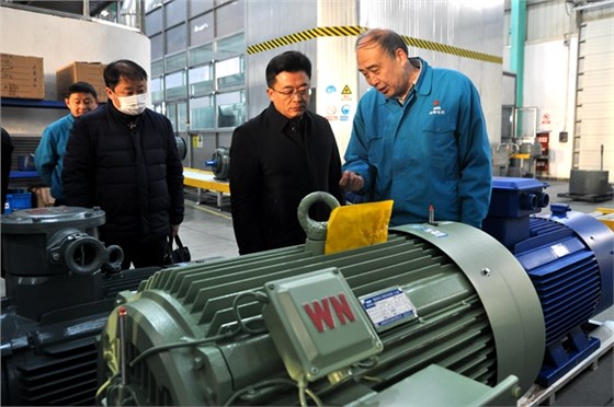 圖為管兵正在向省科技廳領導介紹皖南電機產(chǎn)品 圖為管兵正在向省科技廳領導介紹皖南電機產(chǎn)品