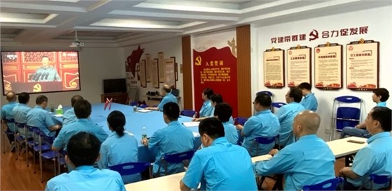 皖南電機(jī)黨委書(shū)記、副董事長(zhǎng)管兵正在與公司黨員干部一起集中收看大會(huì)直播