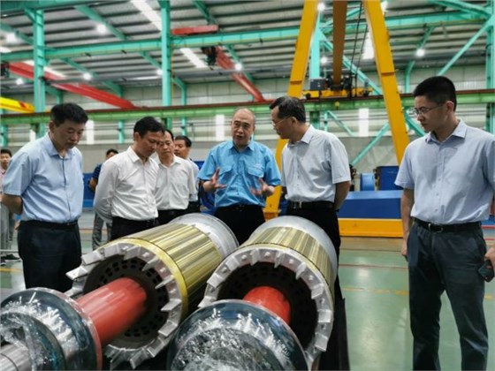 圖為省政協(xié)副主席韓軍在威能電機調(diào)研 圖為省政協(xié)副主席韓軍在威能電機調(diào)研