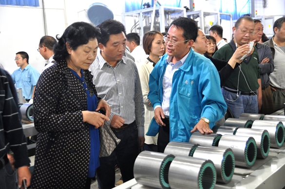 總經(jīng)理陳學鋒介紹自動流水線 總經(jīng)理陳學鋒介紹自動流水線