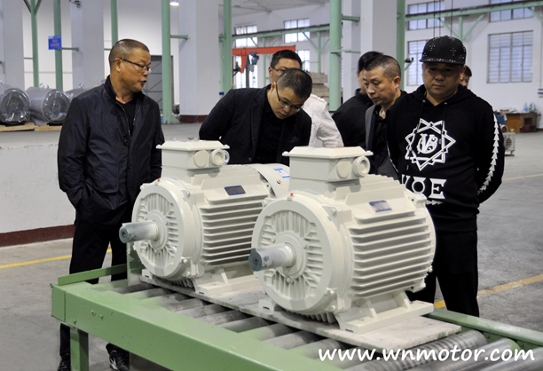 浙江客人參觀皖南電機(jī)2.jpg 浙江客人參觀皖南電機(jī)2.jpg