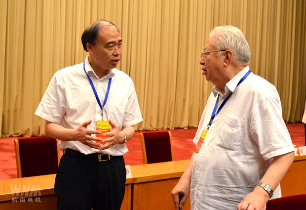 皖南電機(jī)管總與機(jī)械部副部長陸燕蓀在會(huì)上交流 皖南電機(jī)管總與機(jī)械部副部長陸燕蓀在會(huì)上交流