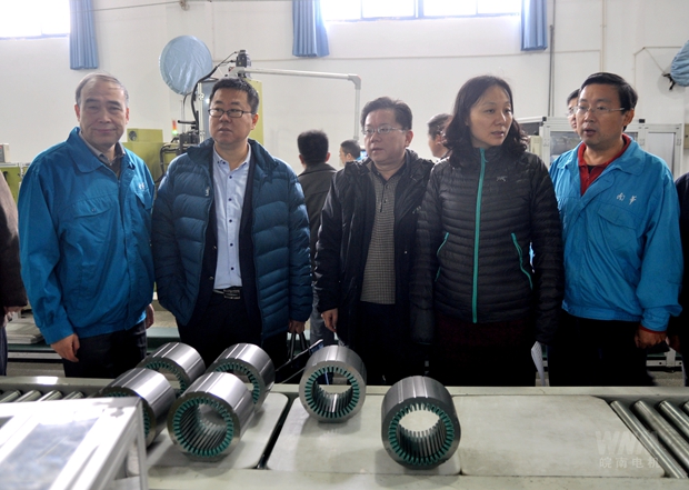 管兵陪同考核組參觀線(xiàn)圈車(chē)間自動(dòng)化流水線(xiàn) 管兵陪同考核組參觀線(xiàn)圈車(chē)間自動(dòng)化流水線(xiàn)