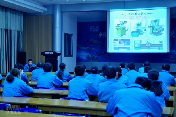新學(xué)員在接受工藝知識培訓(xùn) 新學(xué)員在接受工藝知識培訓(xùn)