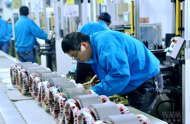 皖南電機(jī)線圈車(chē)間員工正在認(rèn)真工作 皖南電機(jī)線圈車(chē)間員工正在認(rèn)真工作