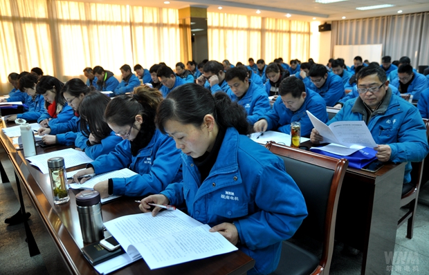 代表們聆聽董事會工作報告 代表們聆聽董事會工作報告