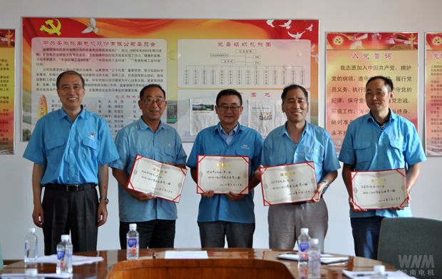 管兵向獲得榮譽(yù)的代表頒發(fā)榮譽(yù)證書2 管兵向獲得榮譽(yù)的代表頒發(fā)榮譽(yù)證書2