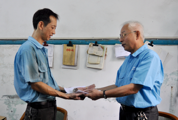 皖南電機(jī)工會主席胡夏生將愛心款交到徐彬手中 皖南電機(jī)工會主席胡夏生將愛心款交到徐彬手中