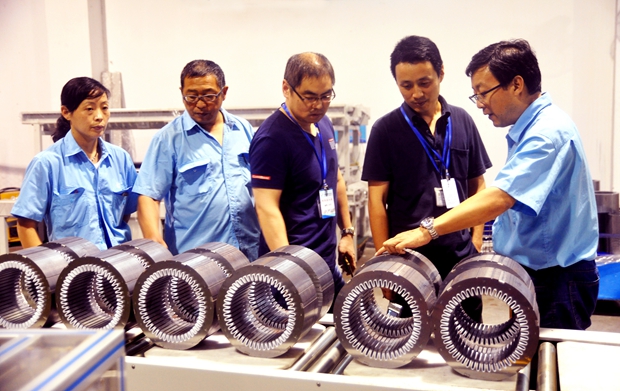 國家安標中心評審人員在皖南電機生產現(xiàn)場取證 國家安標中心評審人員在皖南電機生產現(xiàn)場取證