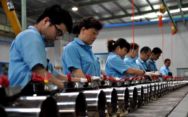 皖南電機員工在裝配不銹鋼電機 皖南電機員工在裝配不銹鋼電機