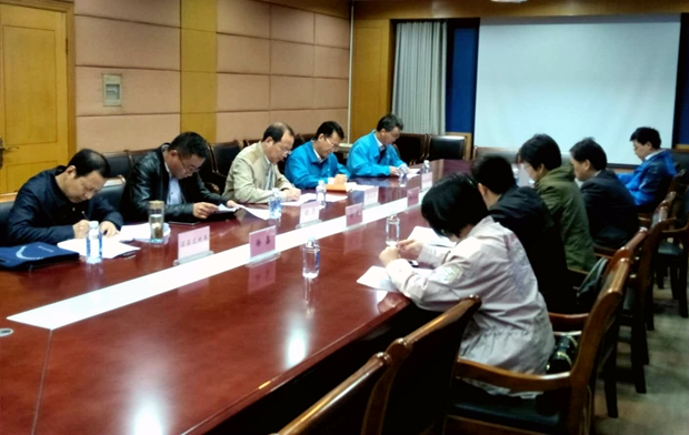 總經(jīng)理陳學鋒向調研組介紹公司的生產(chǎn)經(jīng)營情況 總經(jīng)理陳學鋒向調研組介紹公司的生產(chǎn)經(jīng)營情況