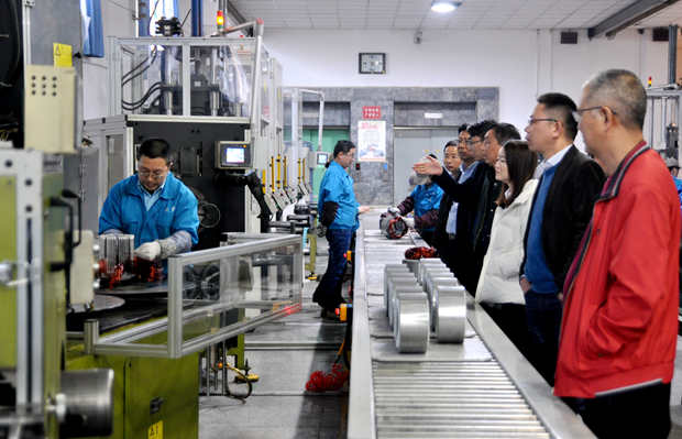 皖南電機(jī)|電機(jī)廠家:來賓在車間參觀 皖南電機(jī)|電機(jī)廠家:來賓在車間參觀