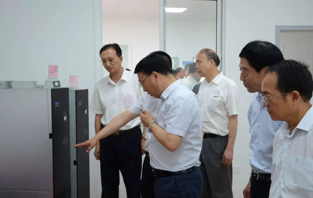 皖南電機(jī):縣領(lǐng)導(dǎo)正在參觀華辰公司產(chǎn)品展廳 皖南電機(jī):縣領(lǐng)導(dǎo)正在參觀華辰公司產(chǎn)品展廳