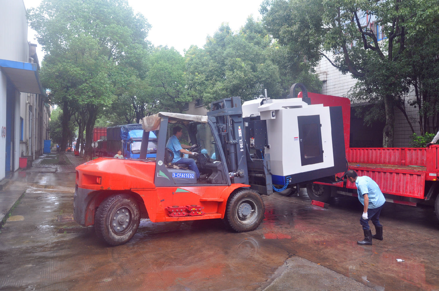 防汛期間，皖南電機(jī)轉(zhuǎn)移重要設(shè)備至安全地帶