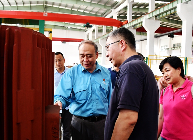 圖為公司黨委書記、副董事長(zhǎng)管兵正在向校友介紹公司產(chǎn)品